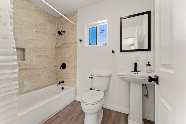 Building Photo - 2218 S Redondo Blvd