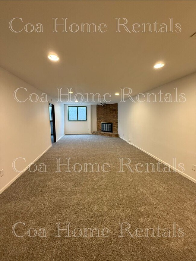 Building Photo - South East side Duplex