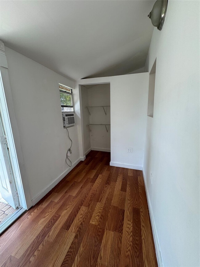 Building Photo - 113 SE 4th St