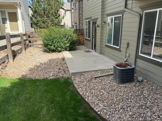 Building Photo - GEORGEOUS 2 bedroom townhome!
