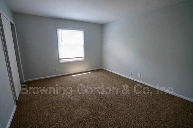 Building Photo - 5025 Hillsboro Dr