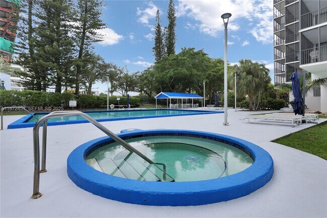 Building Photo - 20100 W Country Club Dr