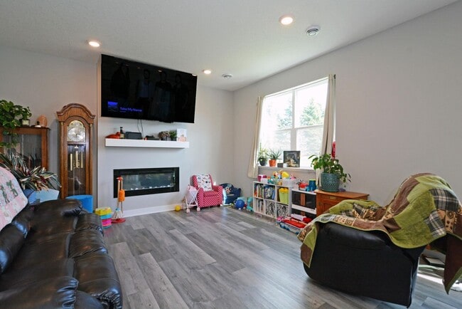 Building Photo - Beautiful 4-Bedroom Home with Modern Finishes & 2 Car Garage!