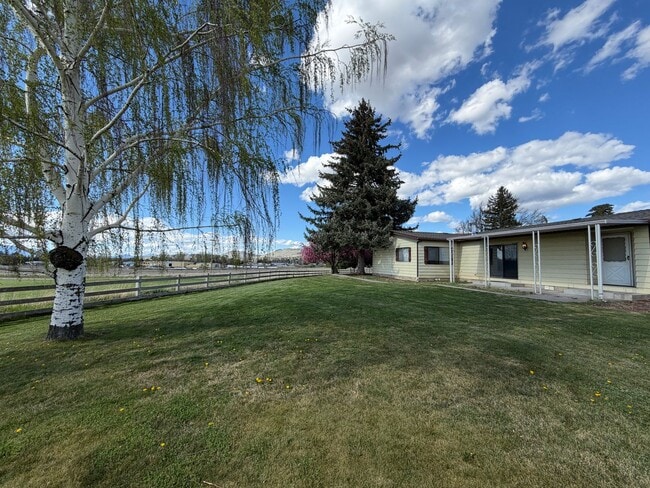 Building Photo - 3 Bedroom, 2.5 Bath - Three Bay garage