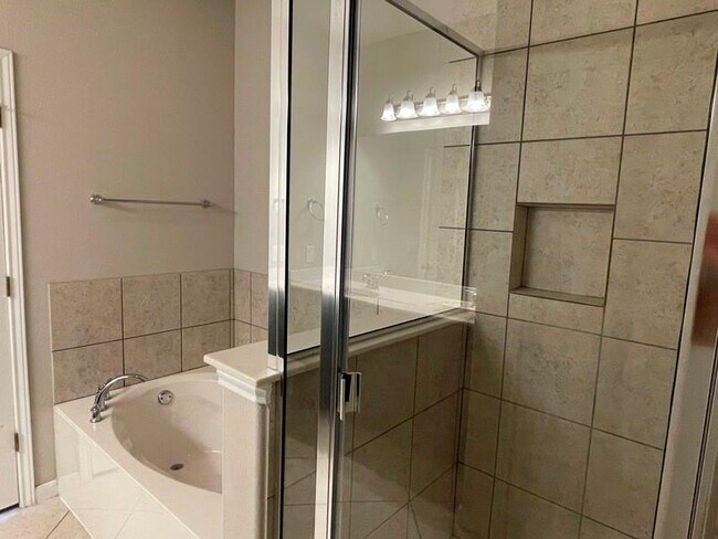 Building Photo - 400 Hummingbird Ln