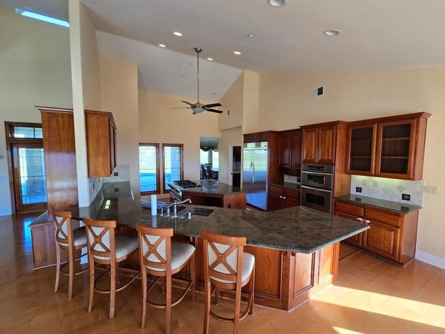 Building Photo - Private Country Living!!!