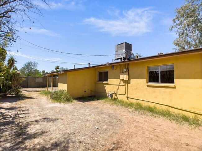 Building Photo - 1913 E El Parque Dr