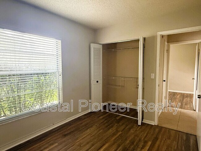 Building Photo - 15502 Morning Dr