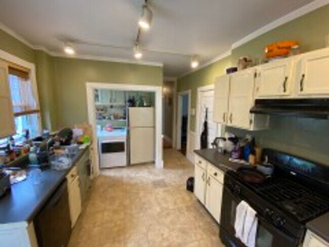 Building Photo - NEU 4 BR Apartment (in unit laundry!)- NO FEE - 9/1