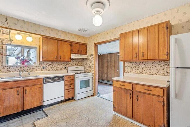 Building Photo - Fantastic 3bd/2ba home! Coming soon!