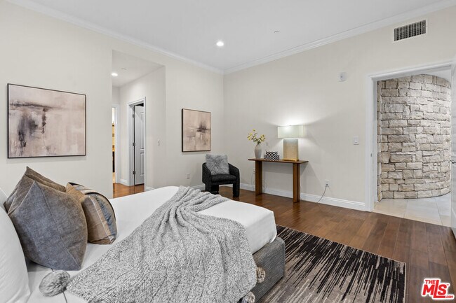 Building Photo - 4848 Wilshire Blvd