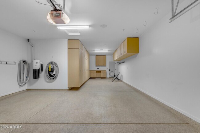 Building Photo - 2322 E Samantha Way