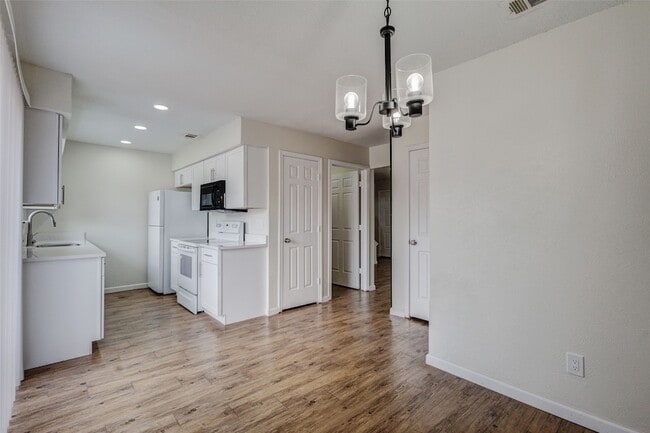 Building Photo - 910 Cedar Terrace