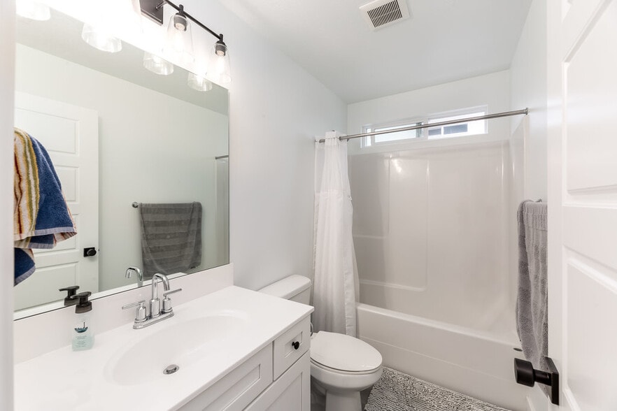 Shared Bathroom - 16434 S Bull Spring Ln