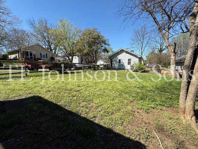 Building Photo - Charming 3BR Home with Fenced Yard, Hardwood Floors and Classic Built Ins