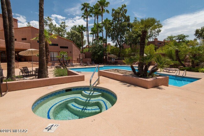 Building Photo - 5051 N Sabino Canyon Rd