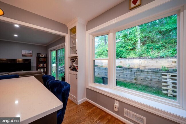 Building Photo - 2235 Abbotsford Dr