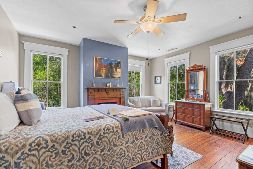 Building Photo - 221 SE 7th St