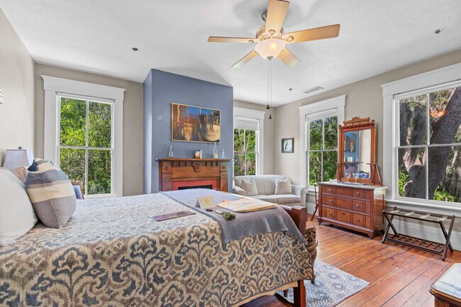 Building Photo - 221 SE 7th St