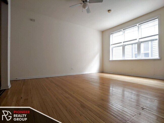 Building Photo - 910 W Dakin St