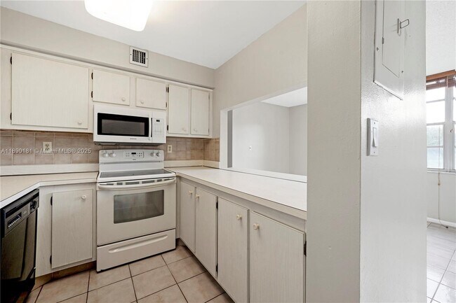 Building Photo - 9491 Evergreen Pl