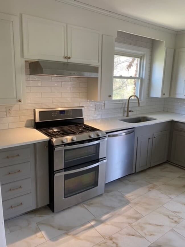 Building Photo - Bright and Cheery 4 Bedroom Home in Desiriable Sheffield Neighborhood