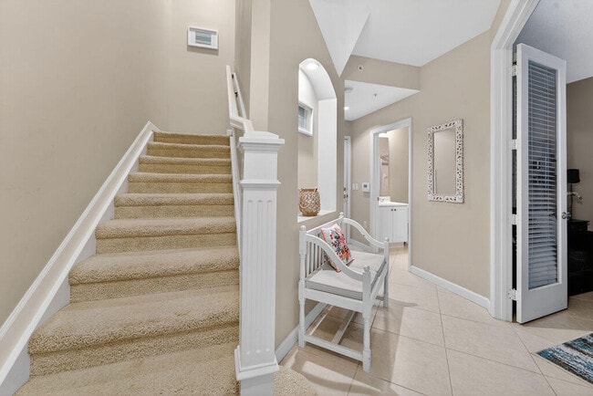 Building Photo - 11860 Valencia Gardens Ave