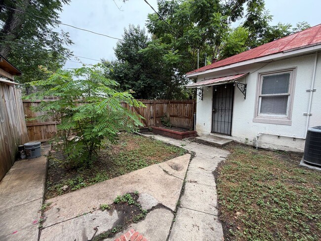 Building Photo - Charming Highland Park Home