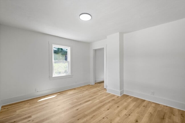 Building Photo - MOVE IN READY! FULLY RENOVATED 2-BEDROOM I...