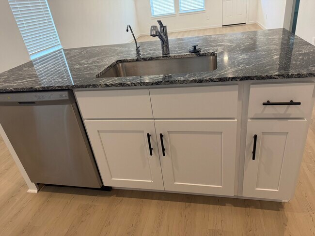 Building Photo - 407 Robin Ct