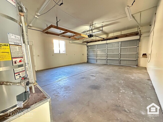 Building Photo - Spacious 4+BD/3BA Two-Story Home with Expansive Yard