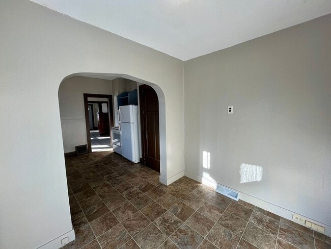 Building Photo - 619 Werle Ave