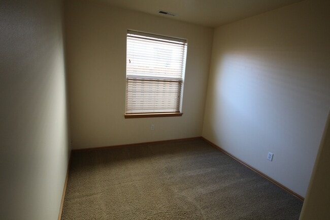 Building Photo - SW Redmond 3 Bdrm House, 2 Bath, Gas Heat & A/C, Patio & Fenced Yard, Dbl Garage