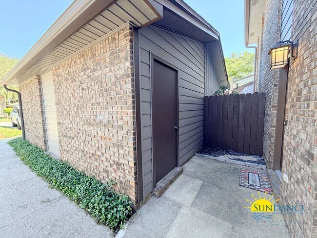 Building Photo - Charming 2BR townhome just steps from beautiful Cinco Bayou in Fort Walton Beach!