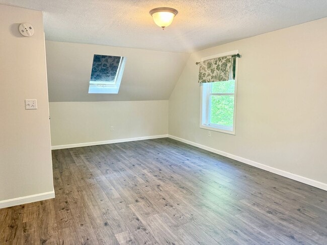 Building Photo - Sunny & Spacious 4 bedroom home