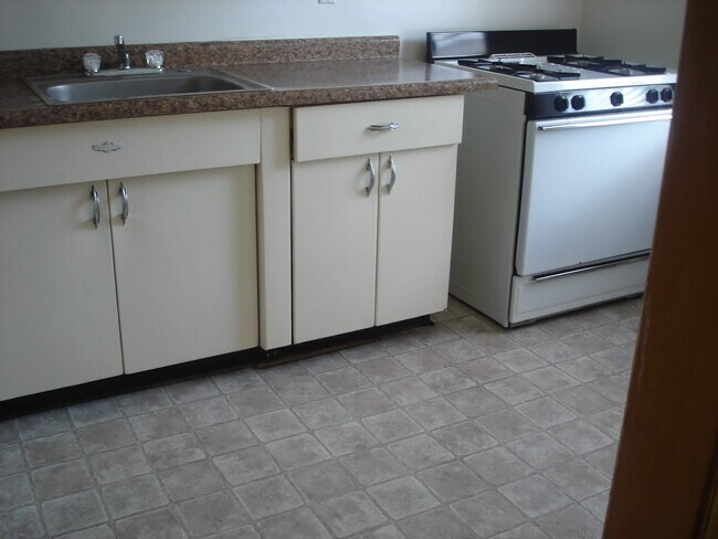 Kitchen - 334 N 75th St