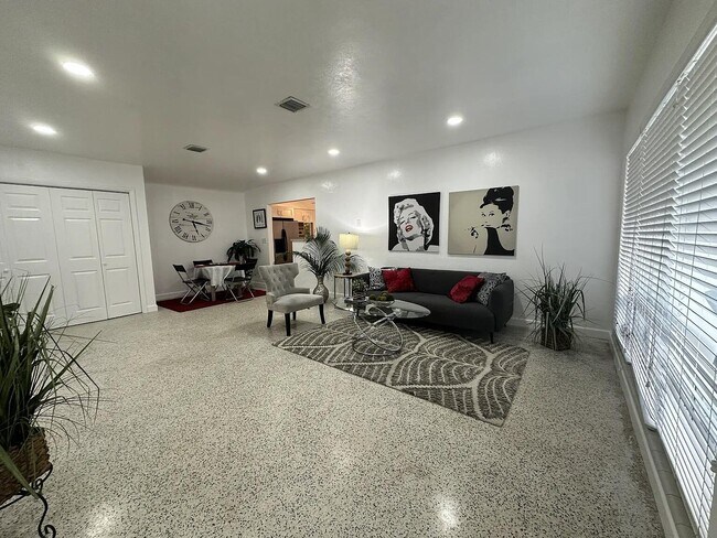 Building Photo - 950 E Dayton Cir