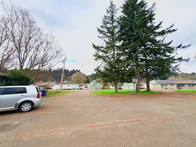 Building Photo - Renovated 2BR with Large Backyard, Storage, Washer & Dryer & Parking