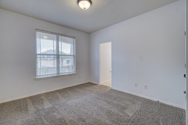 Building Photo - 3900 Sierra Vista Way