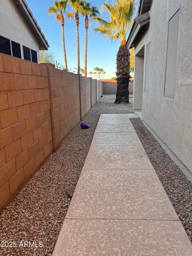 Building Photo - 16924 W Northampton Rd