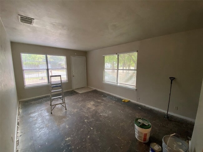 Building Photo - 1412 Oakwood Dr