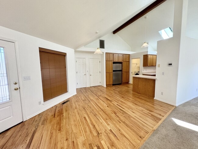 Building Photo - 260 Arnos St