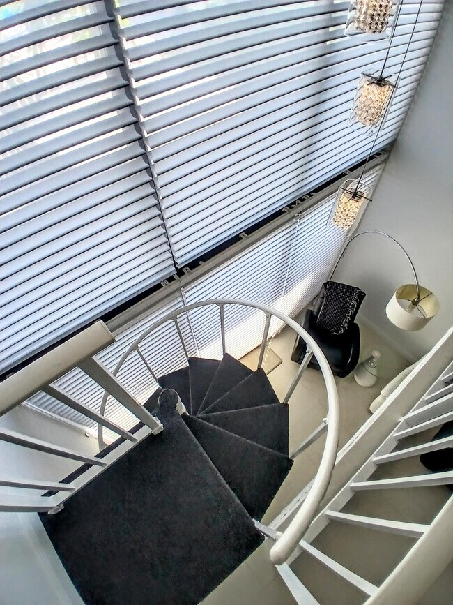 Building Photo - 1830 Embassy Dr