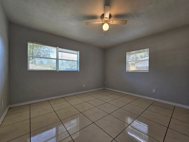 Building Photo - Charming 3-Bedroom, 2-Bath Home with Bonus Room and Detached Garage in Lakeland!!