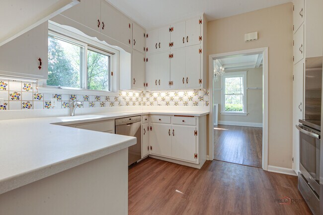 Building Photo - 544 Ravine Ave