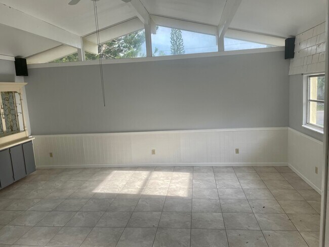 Building Photo - 1456 Jasmine Way