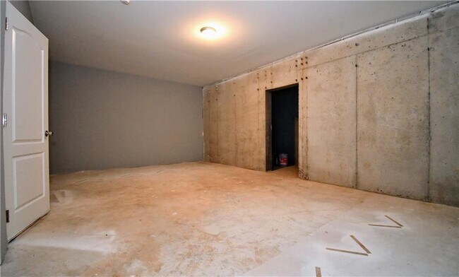 Building Photo - 607 Royal Cres Alley