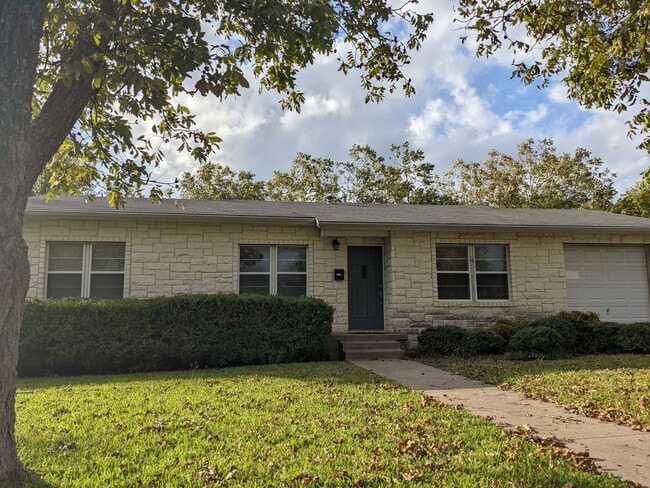 Building Photo - 3 Bed, 1 Bath with Hardwood Floors and Large Fenced Backyard