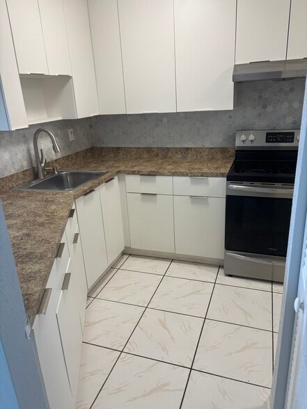 Kitchen - 1750 NE 191st St