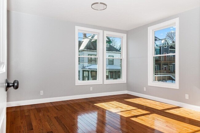 Building Photo - 16 Gaston St